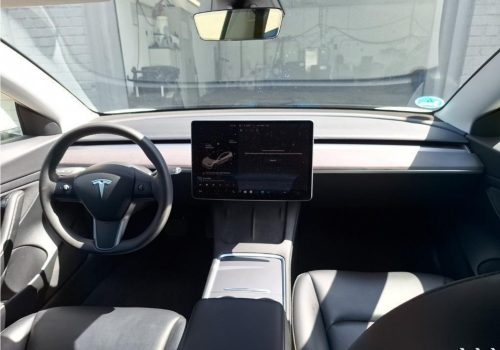 Tesla_Model_3_Standard_Range_Plus_bila_interier