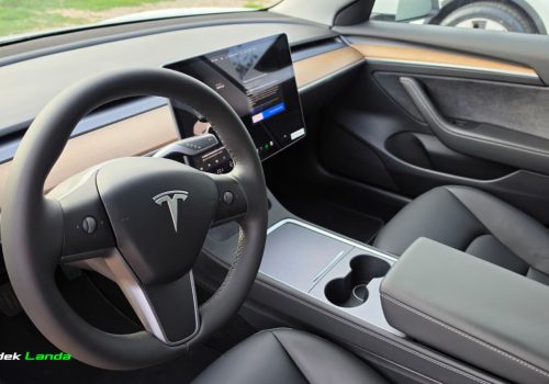 Tesla_Model_3_Standard_Range_Plus_bila_interier