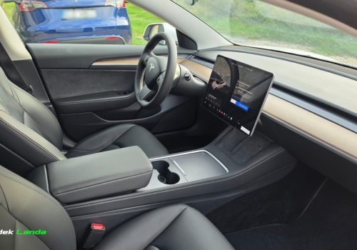 Tesla_Model_3_Standard_Range_Plus_bila_interier2