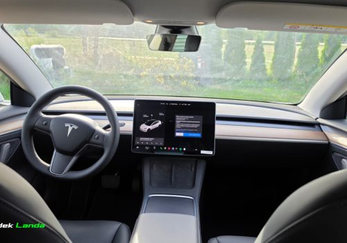 Tesla_Model_3_Standard_Range_Plus_bila_interier4
