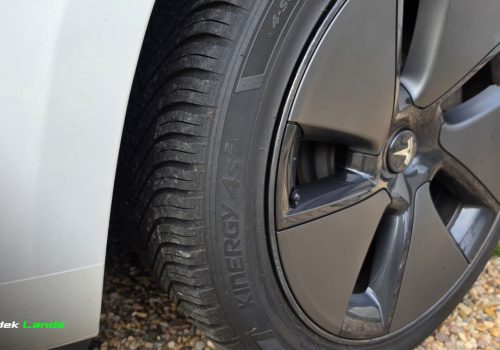Tesla_Model_3_Standard_Range_Plus_bila_kola