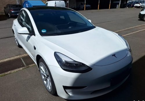 Tesla_Model_3_Standard_Range_Plus_bila_predek