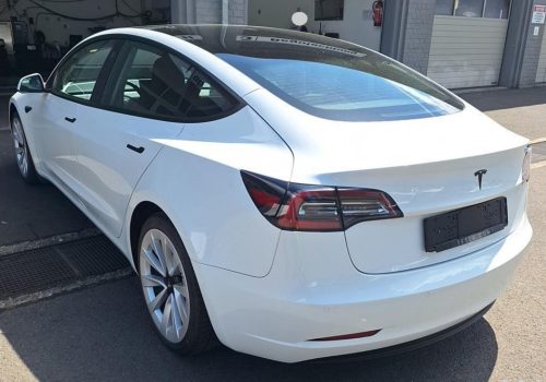 Tesla_Model_3_Standard_Range_Plus_bila_zadek