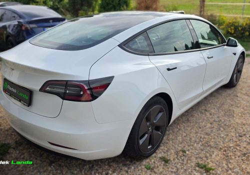 Tesla_Model_3_Standard_Range_Plus_bila_zadek