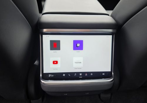 Tesla_Model_S_Long_Range_seda_zadni-display
