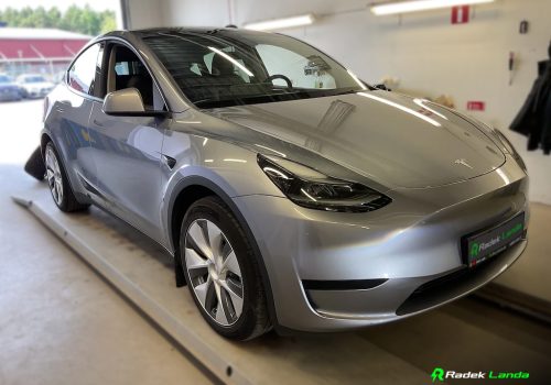 Tesla_Model_Y_LFP_tazne_stribrna_predek2