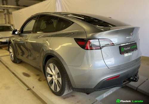 Tesla_Model_Y_LFP_tazne_stribrna_zadek2