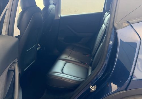Tesla_Model_Y_Long-Range_Dual-Motor_AWD_modra_interier