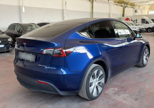 Tesla_Model_Y_Long-Range_Dual-Motor_AWD_modra_zadek2-1