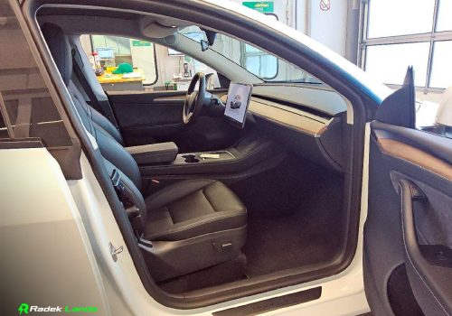 Tesla_Model_Y_Long_Range_AWD_bila_interier-1