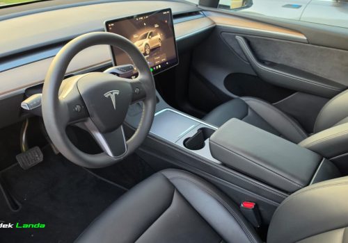 Tesla_Model_Y_Long_Range_AWD_bila_interier-2