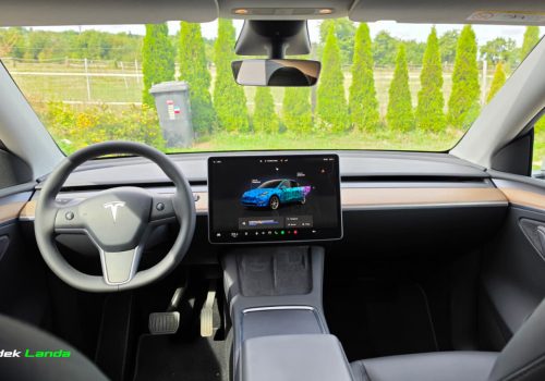 Tesla_Model_Y_Long_Range_AWD_bila_interier