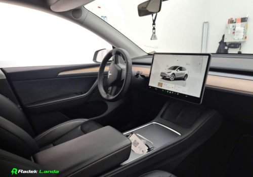 Tesla_Model_Y_Long_Range_AWD_bila_interier