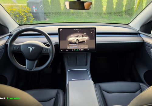 Tesla_Model_Y_Long_Range_AWD_bila_interier2-1