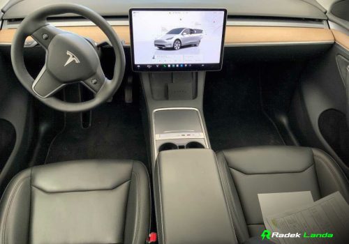 Tesla_Model_Y_Long_Range_AWD_bila_interier2