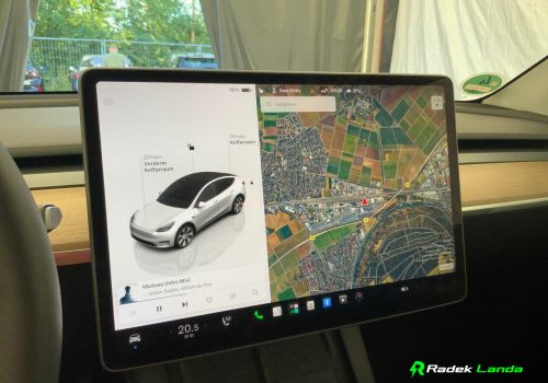Tesla_Model_Y_Long_Range_AWD_bila_navi
