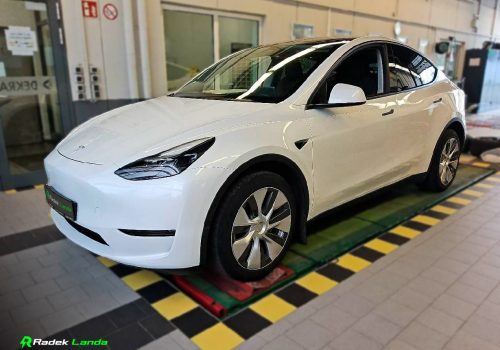 Tesla_Model_Y_Long_Range_AWD_bila_predek-1
