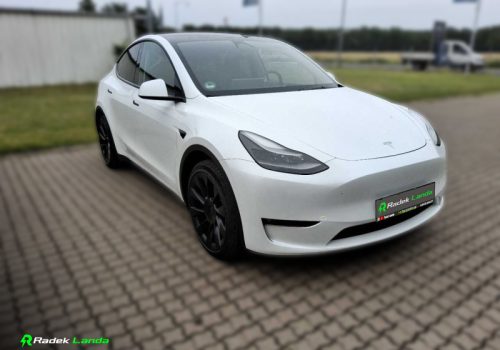 Tesla_Model_Y_Long_Range_AWD_bila_predek-1