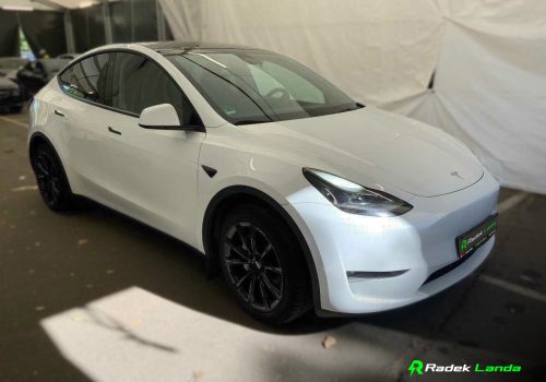 Tesla_Model_Y_Long_Range_AWD_bila_predek