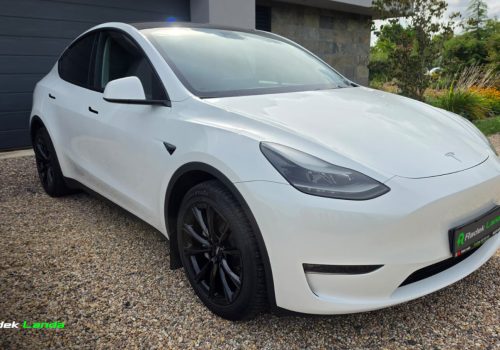 Tesla_Model_Y_Long_Range_AWD_bila_predek