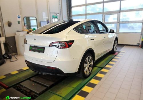 Tesla_Model_Y_Long_Range_AWD_bila_zadek-1