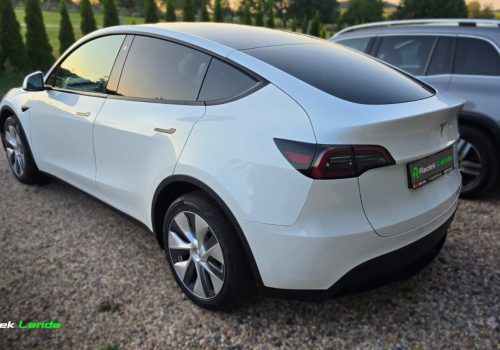 Tesla_Model_Y_Long_Range_AWD_bila_zadek-2