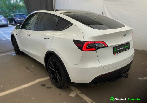 Tesla_Model_Y_Long_Range_AWD_bila_zadek