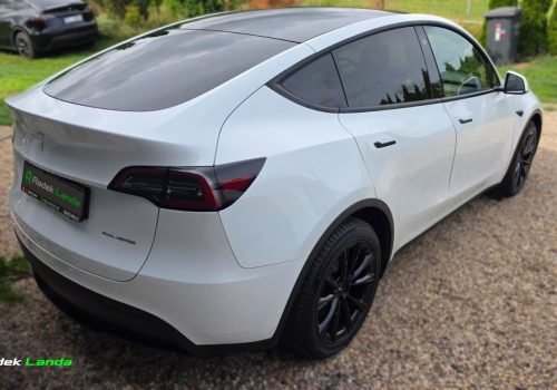 Tesla_Model_Y_Long_Range_AWD_bila_zadek