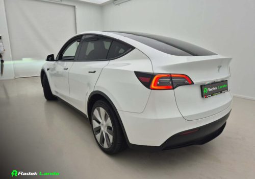 Tesla_Model_Y_Long_Range_AWD_bila_zadek