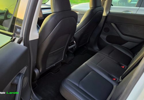 Tesla_Model_Y_Long_Range_AWD_bila_zadni-sedacky-2