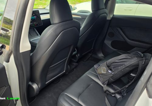 Tesla_Model_Y_Long_Range_AWD_bila_zadni-sedacky