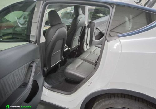Tesla_Model_Y_Long_Range_AWD_bila_zadni-sedacky