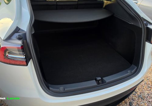 Tesla_Model_Y_Long_Range_AWD_bila_zavazadlovy-prostor-1