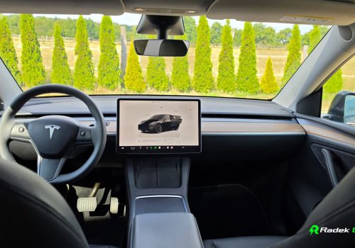Tesla_Model_Y_Long_Range_AWD_cerna_interier-3