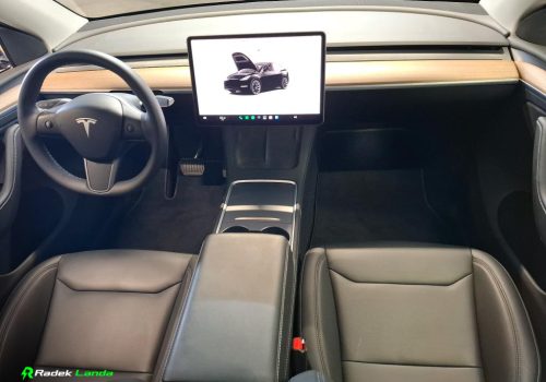Tesla_Model_Y_Long_Range_AWD_cerna_interier