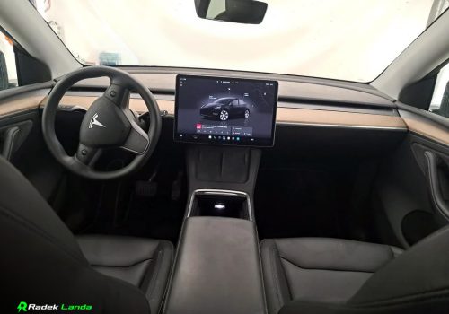 Tesla_Model_Y_Long_Range_AWD_cerna_interier