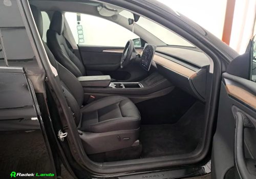 Tesla_Model_Y_Long_Range_AWD_cerna_interier2