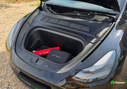 Tesla_Model_Y_Long_Range_AWD_cerna_vybava-2
