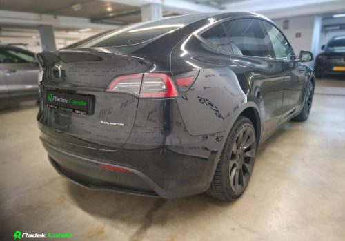 Tesla_Model_Y_Long_Range_AWD_cerna_zadek