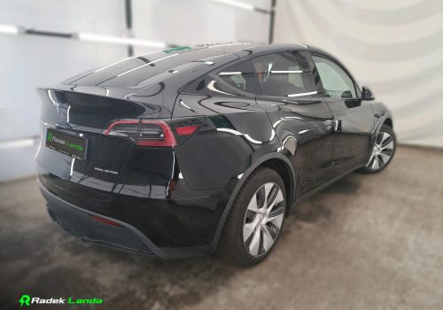 Tesla_Model_Y_Long_Range_AWD_cerna_zadek