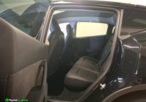 Tesla_Model_Y_Long_Range_AWD_cerna_zadni-sedacky