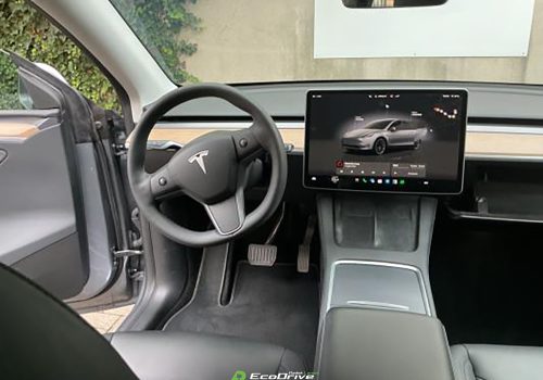 Tesla_Model_Y_Long_Range_AWD_stribrna_interier