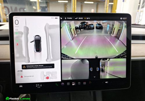Tesla_Model_Y_Long_Range_AWD_stribrna_kamera