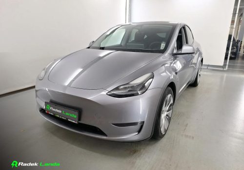 Tesla_Model_Y_Long_Range_AWD_stribrna_predek