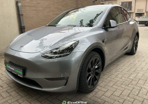Tesla_Model_Y_Long_Range_AWD_stribrna_predek