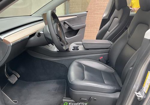 Tesla_Model_Y_Long_Range_AWD_stribrna_predni-sedacky