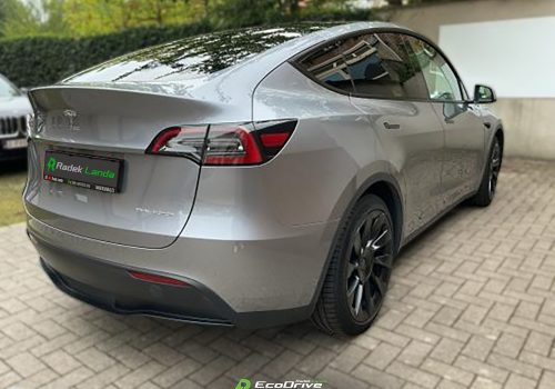 Tesla_Model_Y_Long_Range_AWD_stribrna_zadek