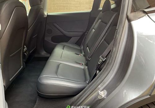 Tesla_Model_Y_Long_Range_AWD_stribrna_zadni-sedacky