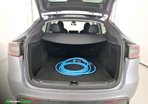 Tesla_Model_Y_Long_Range_AWD_stribrna_zavazadlovy-prostor