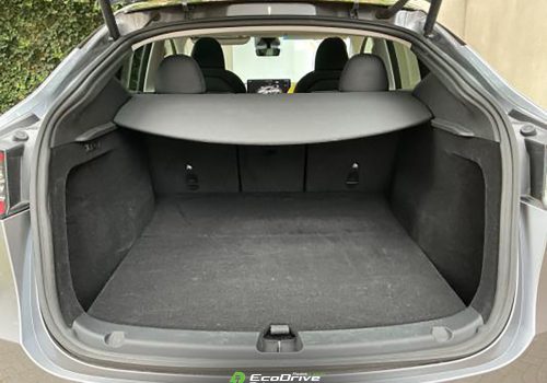 Tesla_Model_Y_Long_Range_AWD_stribrna_zavazadlovy-prostor